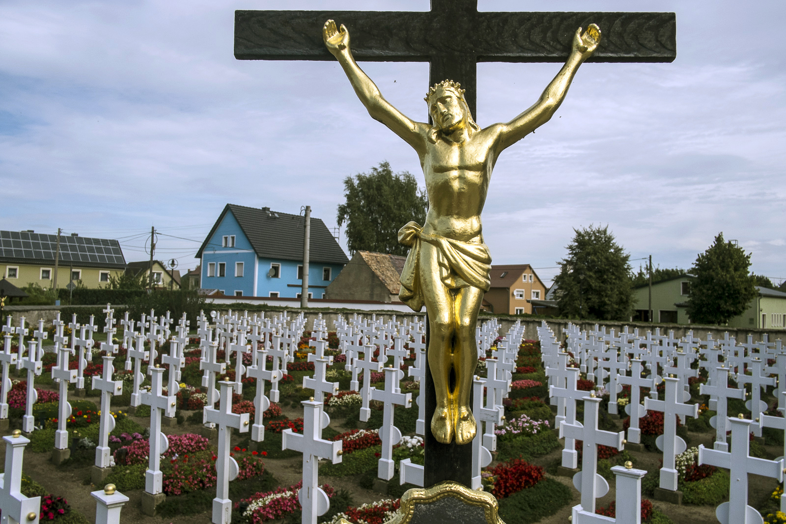 Friedhof in Rablitz mit weissen Kreuzen